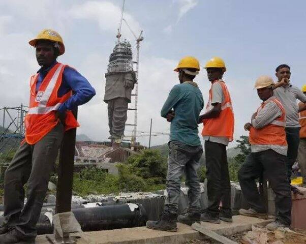 গুজরাতের রাজধানী আমদাবাদ থেকে ২০০ কিলোমিটার দূরে নর্মদা নদীর তীরে তৈরি হচ্ছে এই মূর্তি। ছবি সৌজন্যে ট্যুইটার