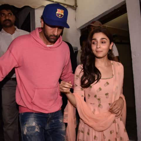 Ranbir kapoor and alia bhatts family to meet over dinner soon খুব শীঘ্রই দেখা করবেন আলিয়া ও রণবীরের বাবা-মায়েরা, বিয়ের জল্পনা তুঙ্গে!
