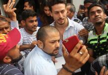 টাইগার শ্রফের সঙ্গে গিয়েছিলেন লাঞ্চ ডেটে, ফেরার সময় অনুরাগীদের ঠেলাঠেলিতে দৃশ্যতই অস্বস্তিতে দিশা পাটানি