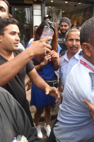 ফ্যানেরা ঘিরে ধরে তাঁর সঙ্গে সেলফি তুলতে থাকেন।