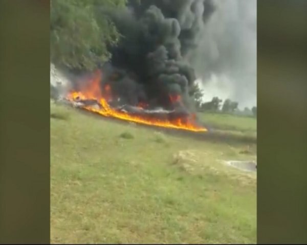 Air Force MIG 27 crashes in Jodhpur, pilot escapes unhurt যোধপুরে দুর্ঘটনায় পড়ল বায়ুসেনার মিগ ২৭, এক চুলের জন্য বাঁচলেন পাইলট