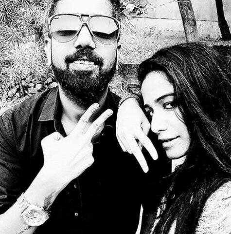রাখীবন্ধন উপলক্ষ্যে ভাইয়ের সঙ্গে তোলা ছবি পোস্ট করে পুনম লিখেছেন, প্রাণের ভাইকে আজকাল মিস করছি খুব। এবার যেদিন ওর সঙ্গে দেখা হবে, সেদিনই রাখীবন্ধন পালন করব।