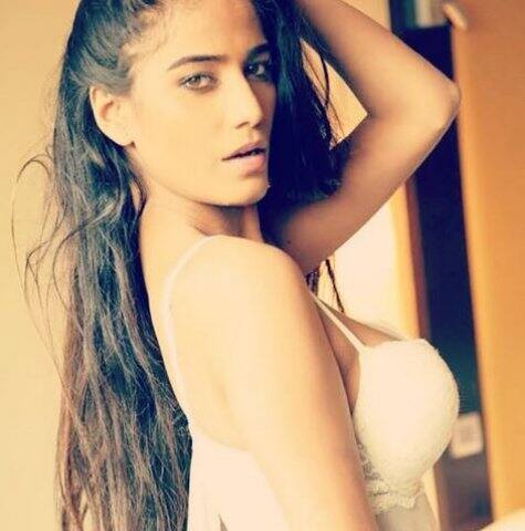 পুনম সোস্যাল মিডিয়ায় বরাবরই সক্রিয়। 