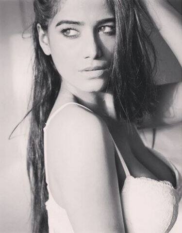 ইনস্টাগ্রামে ইতিমধ্যেই তাঁর ফলোয়ার সংখ্যা ১৮ লাখ ছাড়িয়েছে। পুনমের সব ছবিই ইনস্টাগ্রাম থেকে নেওয়া। 