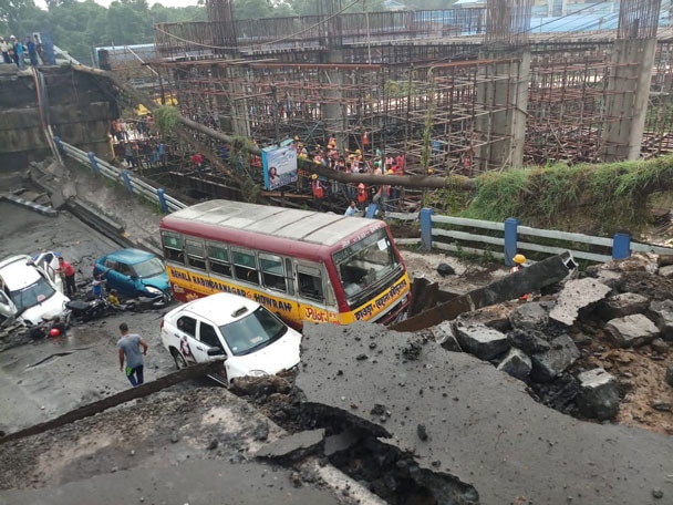 Live: Bridge collapses at Majerhat, 5 dies , claims sources, CM returning from north Bengal tonight মাঝেরহাটে ব্রিজ ভেঙে মর্মান্তিক দুর্ঘটনা, ১ জনের মৃত্যু, দাবি নবান্ন সূত্রের