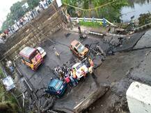 শহরে ফের উড়ালপুল দুর্ঘটনা, ভাঙল মাঝেরহাট ব্রিজ, বেশ কয়েকজনের মৃত্যুর আশঙ্কা