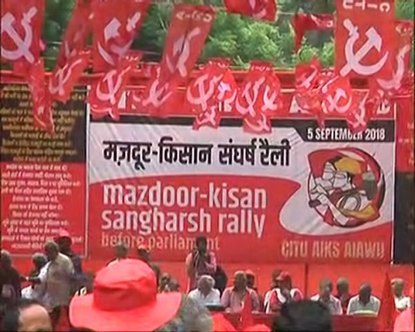 Farmers, labourers hold 'Majdoor Kisan Sangharsh Rally' in Delhi; Protesters march toward Parliament ১৫ দফা দাবিতে বাম কৃষক, শ্রমিক সংগঠনগুলির ডাকে আজ সংসদ অভিযান