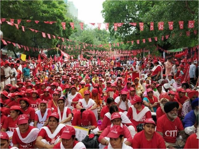 কৃষকদের পাশাপাশি মজুররাও মিছিলে পা মিলিয়েছেন। ছবি-ট্যুইটার