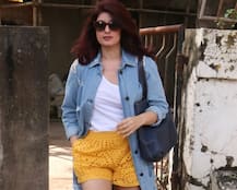 টুইঙ্কল@৪৩, শর্টসেও তিনি যথেষ্ট সুন্দরী