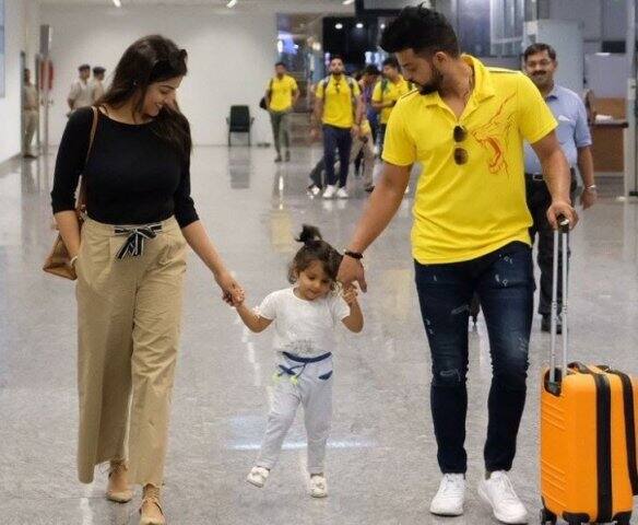 স্ত্রী ও মেয়েকে নিয়ে এখন দিল্লিতে থাকেন রায়না। ছবি সৌজন্যে ইনস্টাগ্রাম 