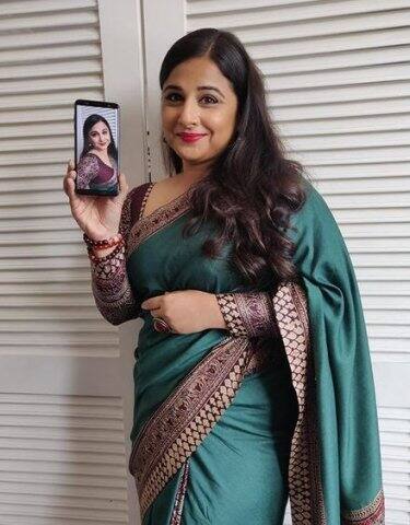 বলিউড অভিনেত্রী বিদ্যা বালন আবার শাড়ি সংগ্রহ করেন। তাঁর কাছে আটশোর বেশি শাড়ি আছে। তিনি সবসময়ই শাড়ি পরে থাকতে ভালবাসেন, এমনকী ঘুমনোর সময়ও। ছবি সৌজন্যে ইনস্টাগ্রাম