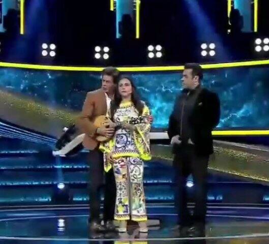 জবাবে শাহরুখ বলেন, রানিকে এই শো-য়ে ডাকা আমাদের উচিত হয়নি। ও এখানে সক্কলের বিয়ে দিচ্ছে। ওকে শাদি মুখার্জি বলে ডাকা উচিত।