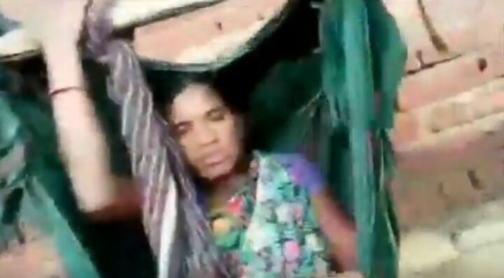 Tribal woman carried in 'dholi' gives birth on a road in AP রাস্তা নেই, ‘ঢোলি’ করে জঙ্গলের মধ্যে দিয়ে হাসপাতালে আসার পথে সন্তান প্রসব আদিবাসী মহিলার
