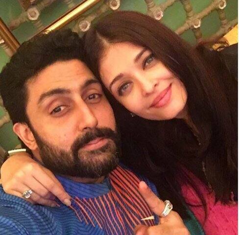 এছাড়া হৃতিক রোশন ও অনুপম খেরও বহুমূল্য পরামর্শ দেন তাঁকে।