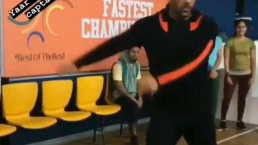 Watch ms dhoni sets the stage on fire with his floss dance moves দেখুন: ধোনির ডান্স মুভের ভিডিও ভাইরাল