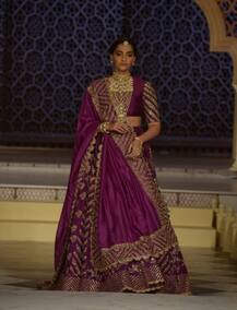 বিয়ের পর ফের র‍্যাম্পে সোনাম কপূর, ব্যাক স্টেজে দোপাট্টা সামলাতে দেখা গেল স্বামী আনন্দ আহুজাকে