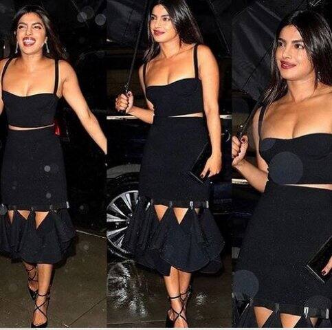 আচমকা বৃষ্টি এসে পড়ায় কালো ছাতা খোলেন প্রিয়ঙ্কা।