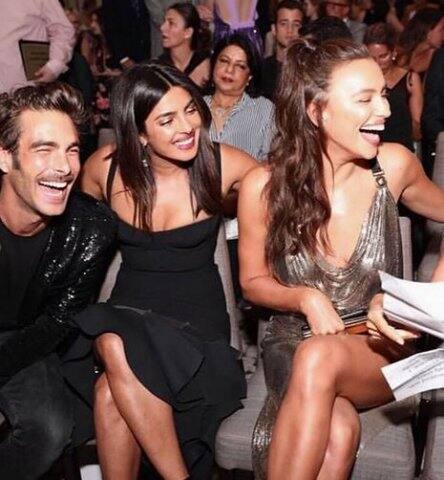 প্রিয়ঙ্কার পিছনে দেখা যাচ্ছে তাঁর মা মধু চোপড়াকে।