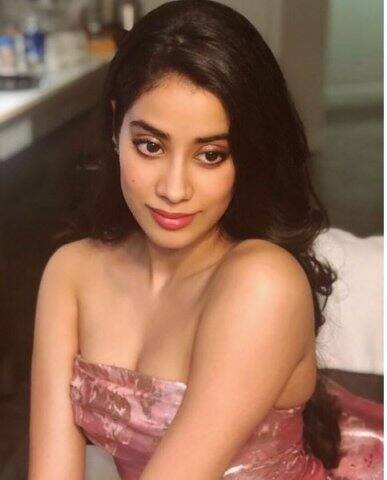 এই প্রথম কোনও পুরস্কার পেলেন শ্রীদেবী কন্যা।