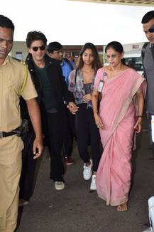 মুম্বই বিমানবন্দরে মেয়ে সুহানার হাত ধরে দেখা গেল শাহরুখ খানকে