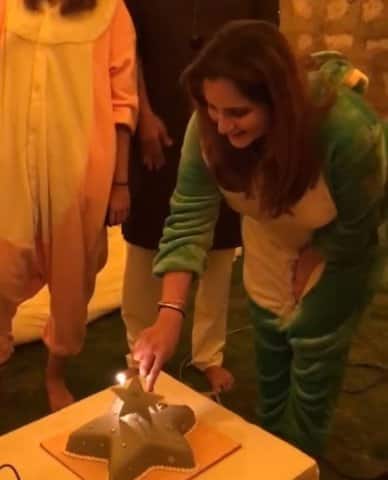 নিজের সাধ বা বেবি শাওয়ারের ছবি ইনস্টাগ্রামে শেয়ার করেছেন সানিয়া মির্জা। বাবা, মা, বোনের সঙ্গে দারুণ সময় কাটিয়েছেন তিনি। তবে ছিলেন না স্বামী শোয়েব মালিক।
