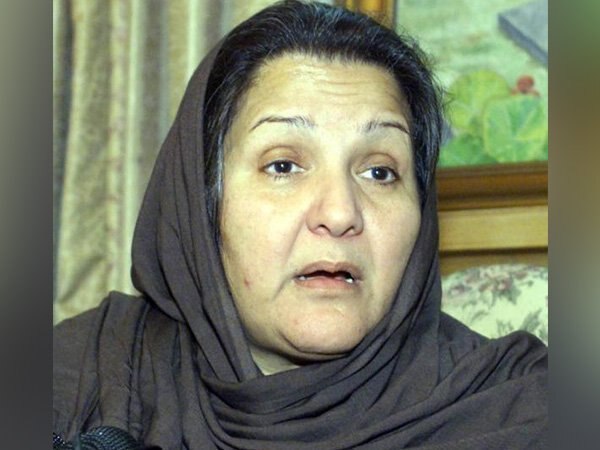 Nawaz Sharif's wife Kulsoom Nawaz dies in London লন্ডনের হাসপাতালে মারা গেলেন জেলবন্দি নওয়াজের স্ত্রী কুলসুম