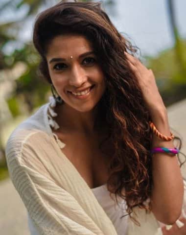 এবার সকলের নজর কাড়লেন ভিকি কৌশলের বান্ধবী হরলিন শেট্টি। তিনি পেশায় মডেল। পঞ্জাবি পরিবারে জন্ম।