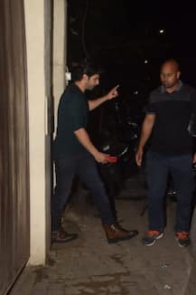 গভীর রাতে কার বাড়ি থেকে বেরোচ্ছেন বরুণ ধবন?