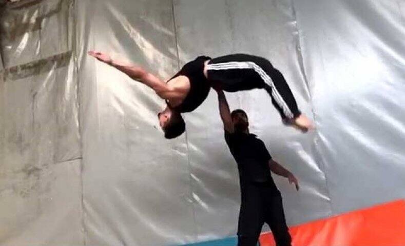 Tiger Shroff work out- stunt video leaping like real tiger viral over social media লাফাচ্ছেন যেন সত্যিকারের বাঘ, দেখুন টাইগার শ্রফের স্টান্ট ভিডিও