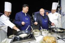 দেখুন, একসঙ্গে রান্না করলেন রাশিয়া ও চিনের প্রেসিডেন্ট