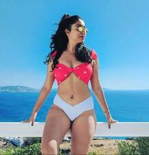 গ্রিসে ছুটি কাটানোর ছবি পোস্ট করলেন নেহা ভাসিন, লিখলেন, শরীরকে পুজো করতে হয়