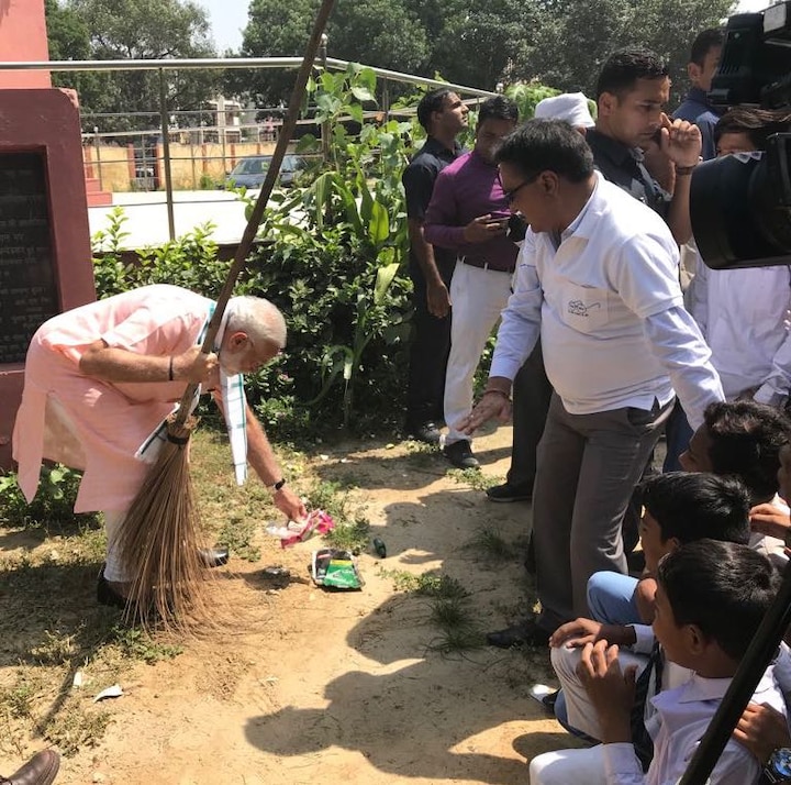 PM launches 'Swachhata Hi Seva' campaign, exhorts people to fulfil Gandhi's dream of a clean India ‘স্বচ্ছতা হি সেবা’ অভিযানে অম্বেডকরের নামাঙ্কিত স্কুলে ঝাড়ু হাতে প্রধানমন্ত্রী, গাঁধীর পরিচ্ছন্ন ভারতের স্বপ্নপূরণে দেশবাসীকে এগিয়ে আসার আহ্বান