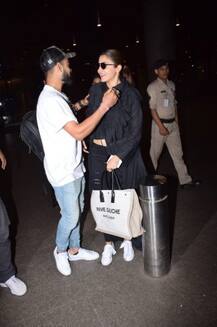 বিমানবন্দরে বিরুষ্কা, একে অপরে মগ্ন তাঁরা, দেখুন ভাইরাল হওয়া ছবি