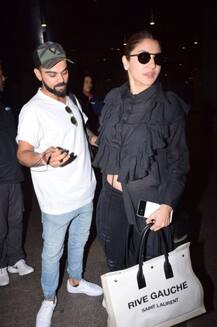 বিমানবন্দরে বিরুষ্কা, একে অপরে মগ্ন তাঁরা, দেখুন ভাইরাল হওয়া ছবি