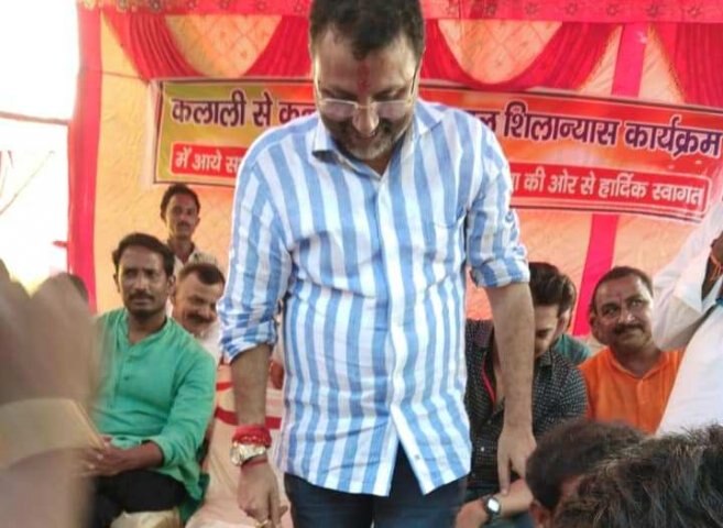 Nishikant Dubey lauds party worker after he washes BJP MP's feet with water and drinks তাঁর পা ধোয়া জল খাওয়ায় দলের কর্মীদের প্রশংসা, বিতর্কে বিজেপি সাংসদ নিশিকান্ত দুবে