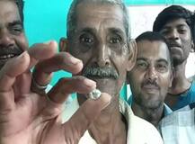 জমিতে হাল করতে গিয়ে ১২.৫৮ ক্যারেট হিরে পেলেন কৃষক