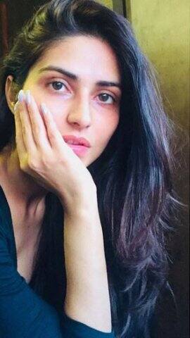 ইনস্টাগ্রাম অ্যাকাউন্টে তাঁর ফলোয়ার সংখ্যা কয়েক হাজার। ফটো-ইনস্টাগ্রাম