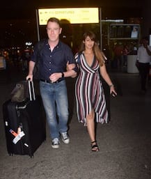 দেখুন! বিদেশি বয়ফ্রেন্ডের হাত ধরে বিমানবন্দরে ইলিয়ানা ডিক্রুজ