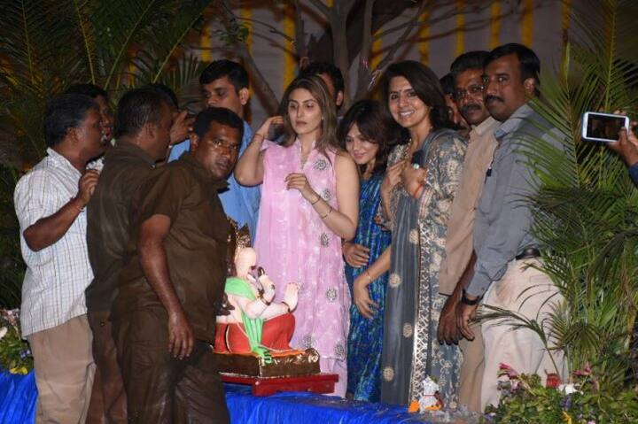 দেখুন তাঁদের বাড়ির গণেশ বিসর্জনের ছবি