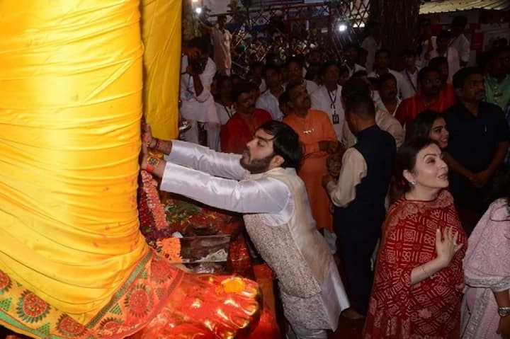 লালবাগে গণপতি দর্শনে মুকেশ অম্বানির পরিবার