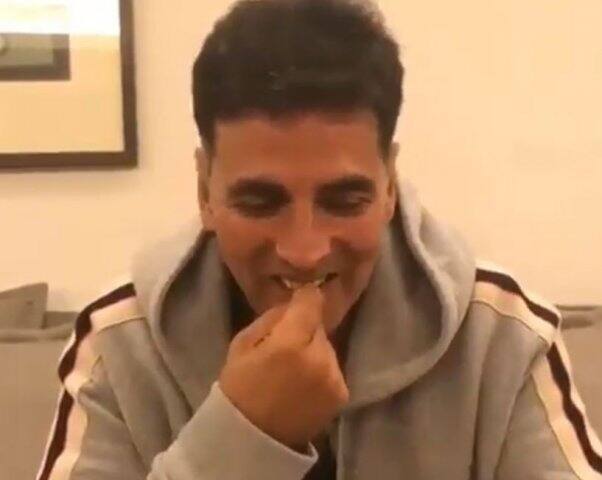 দেখুন মজাদার ভিডিও: অনুষ্কার এই চ্যালেঞ্জ নিতে গিয়ে নাজেহাল হলেন অক্ষয় কুমার akshay kumar failed to complete anushka sharma and varun dhawan's sui dhaaga challenge, watch video দেখুন মজাদার ভিডিও: অনুষ্কার এই চ্যালেঞ্জ নিতে গিয়ে নাজেহাল হলেন অক্ষয় কুমার