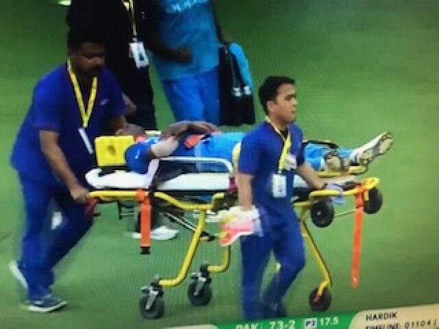 পিঠের নীচের দিকে চোট পেলেন, স্ট্রেচারে মাঠের বাইরে নেওয়া হল হার্দিককে Asia Cup: Hardik Pandya sustains back injury, stretchered off field পিঠের নীচের দিকে চোট পেলেন, স্ট্রেচারে মাঠের বাইরে নেওয়া হল হার্দিককে