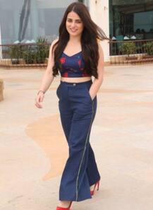 আসছে নয়া ছবি পটাখা, প্রমোশনে মুম্বইয়ের জুহুতে দুই নায়িকা রাধিকা মদন ও সান্যা মালহোত্রা