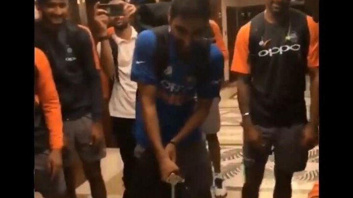 WATCH: Bhuvneshwar cuts cake with a sword to celebrate victory over Pakistan দেখুন: পাকিস্তানকে হারিয়ে হোটেলে ফিরে তলোয়ার দিয়ে কেক কাটলেন ভূবিরা