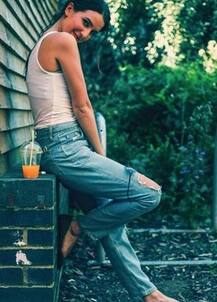 চেনেন কি? ইনি ক্যাটরিনা কঈফের ছোট বোন...