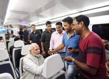 ফের দিল্লি মেট্রোয় সওয়ার প্রধানমন্ত্রী মোদী, সাধারণ মানুষ ব্যস্ত সেলফি তুলতে