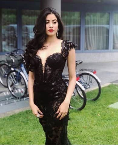 অনুষ্ঠানে যোগ দেওয়ার পথে জাহ্নবী।