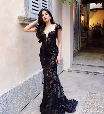 এরপর জাহ্নবীকে দেখা যাবে তখত ছবিতে। কর্ণ জোহরের এই ছবিটি মুক্তি পাবে ২০২০-তে।