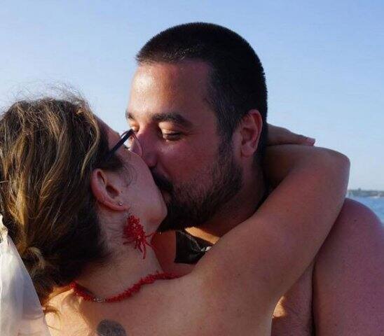 ইতালির সার্ডিনিয়া উপকূলে হল বিয়ে। পোশাক বলতে কনের পরনে ছিল সাদা ওড়না আর বরের বো টাই। 