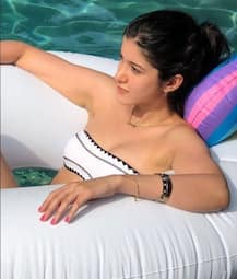 ছবিতে দেখুন: সোনম কপূরের তুতো বোন শানায়া কপূরকে